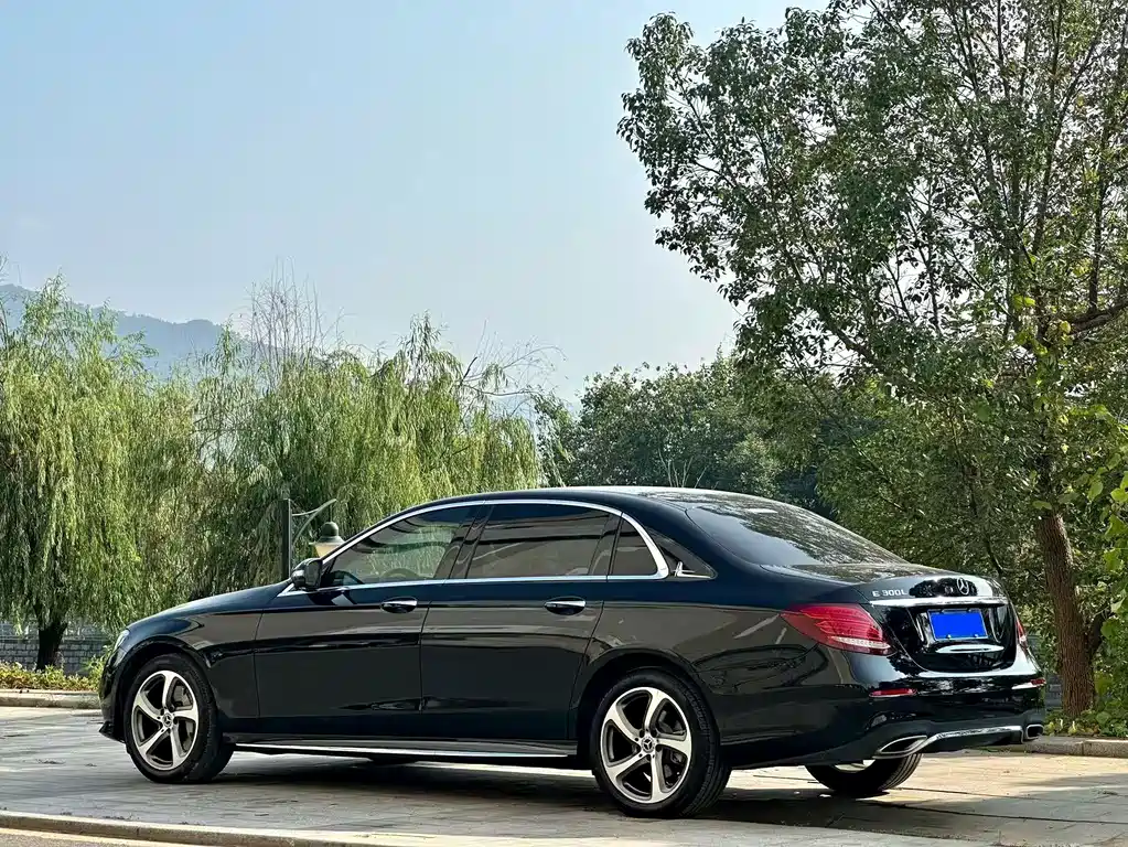 Mercedes-Benz E-Class — миниатюра 5