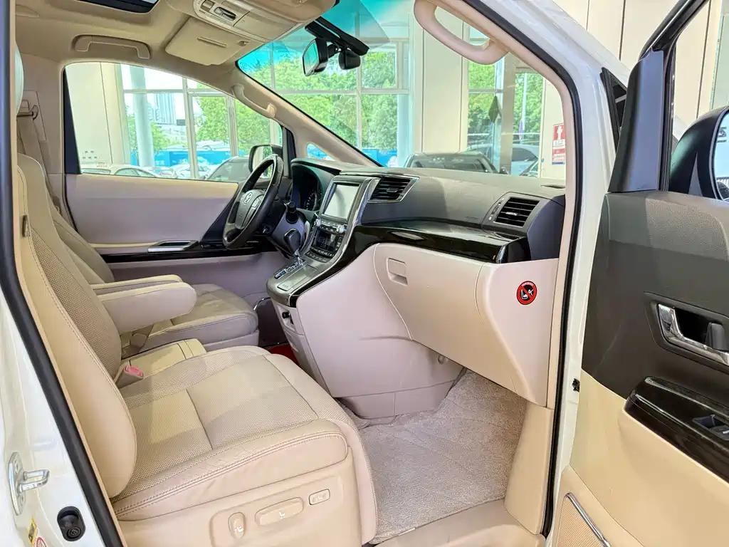 Toyota Alphard — миниатюра 8