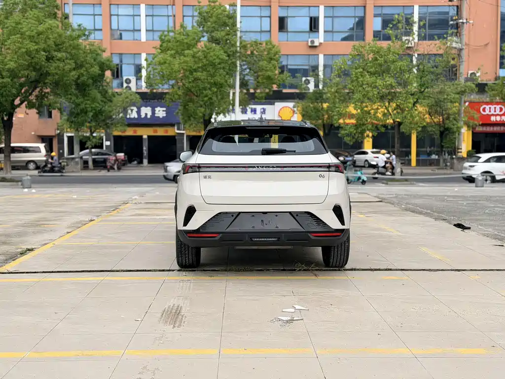 Lynk & Co 06 — миниатюра 10