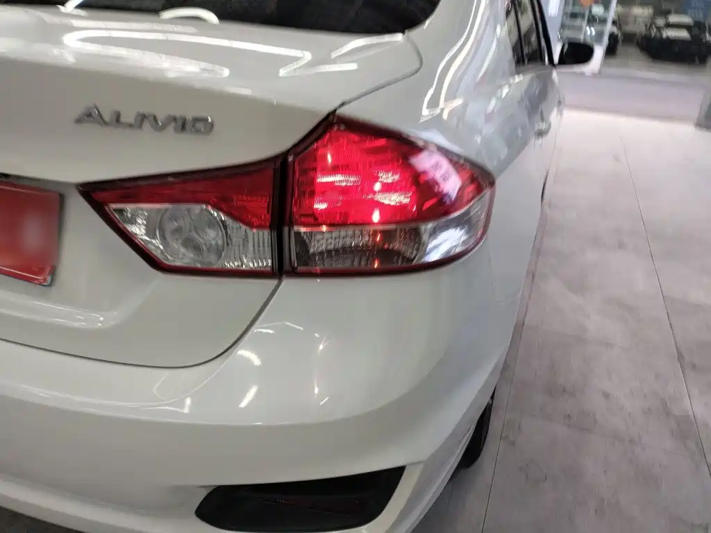Suzuki Alivio — миниатюра 8