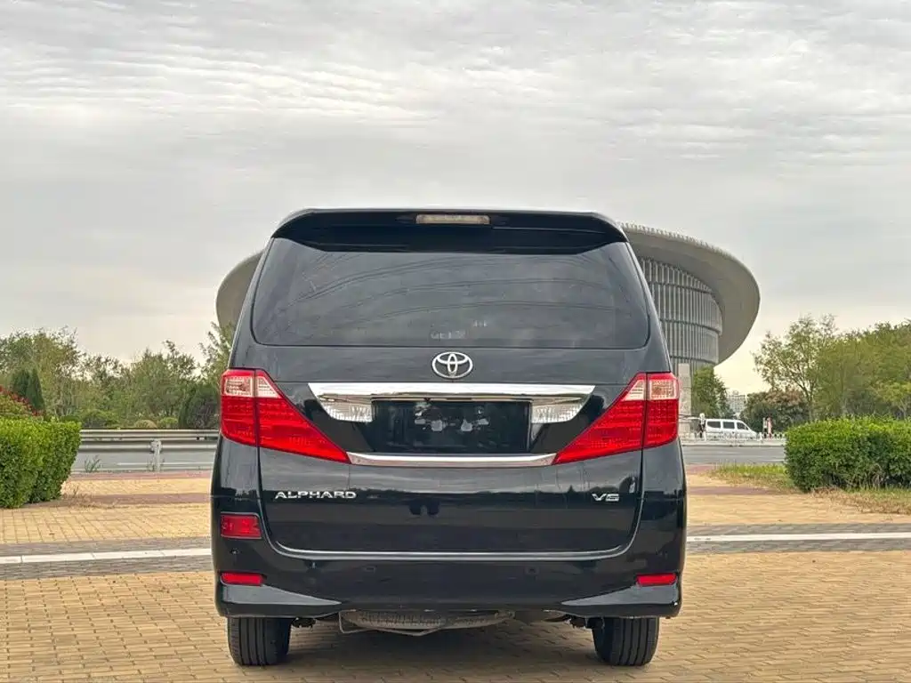 Toyota Alphard — миниатюра 5