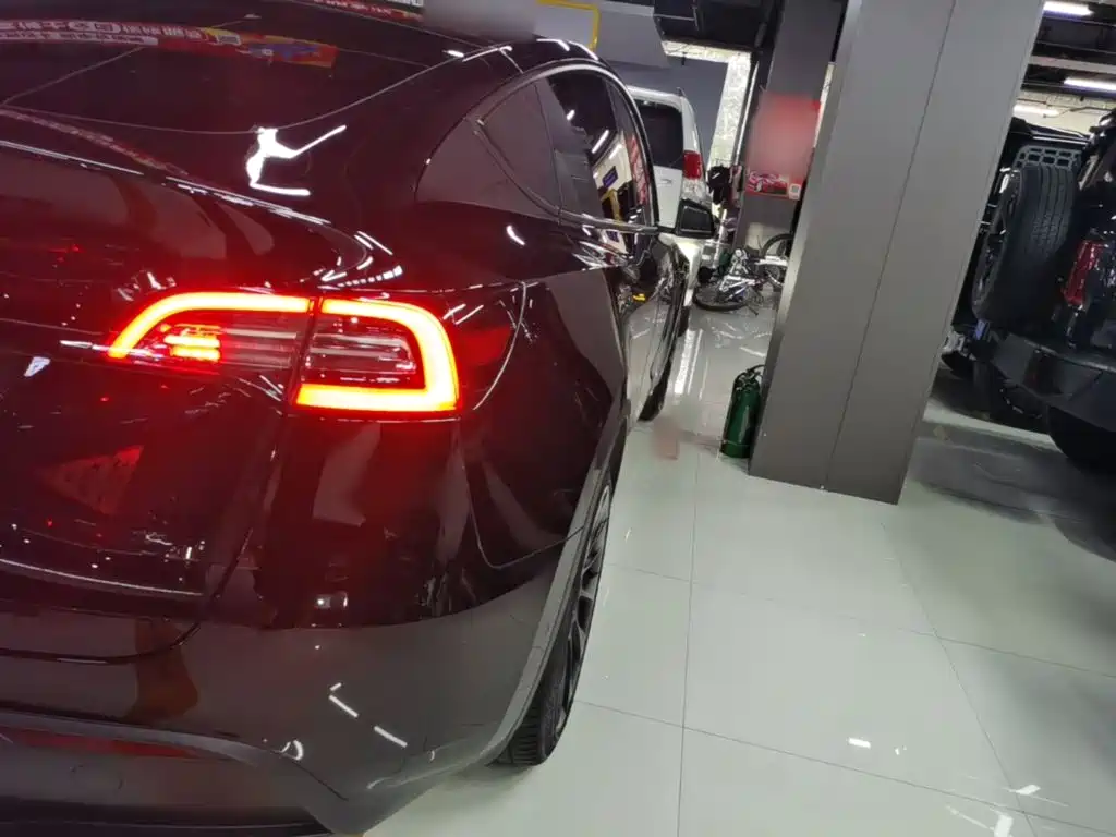 Tesla Model Y — миниатюра 8