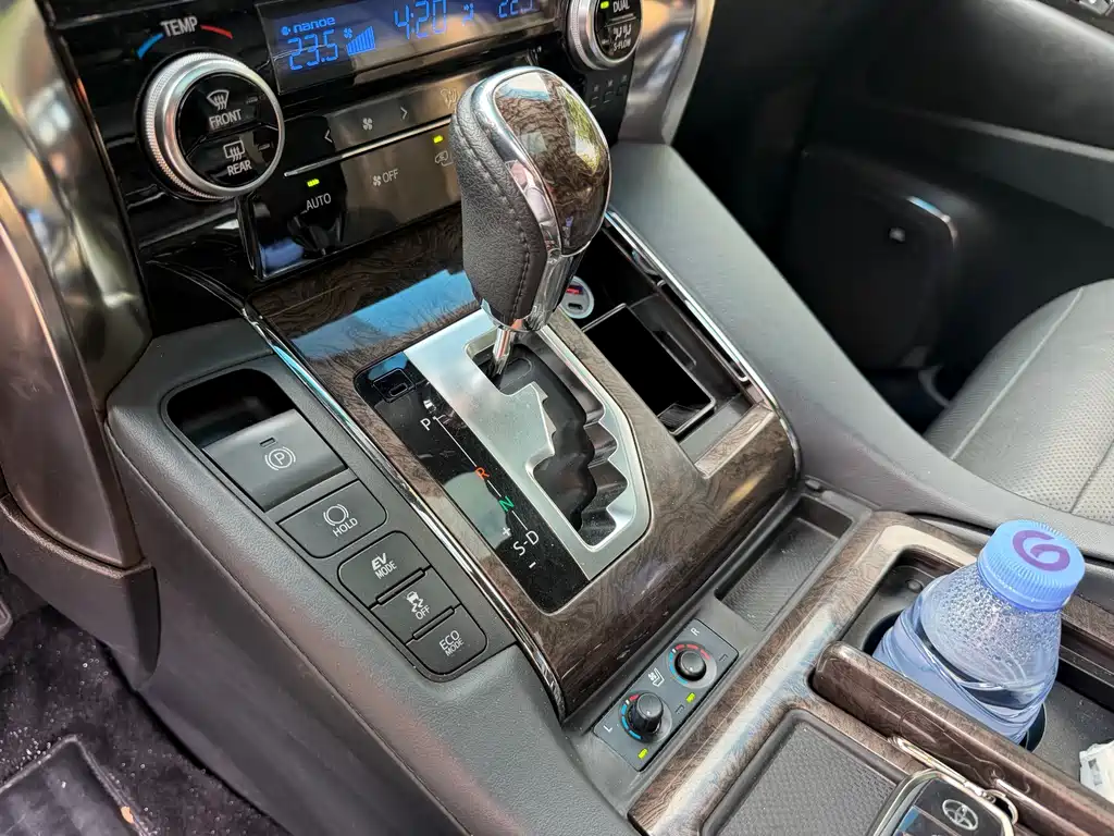 Toyota Vellfire — миниатюра 13