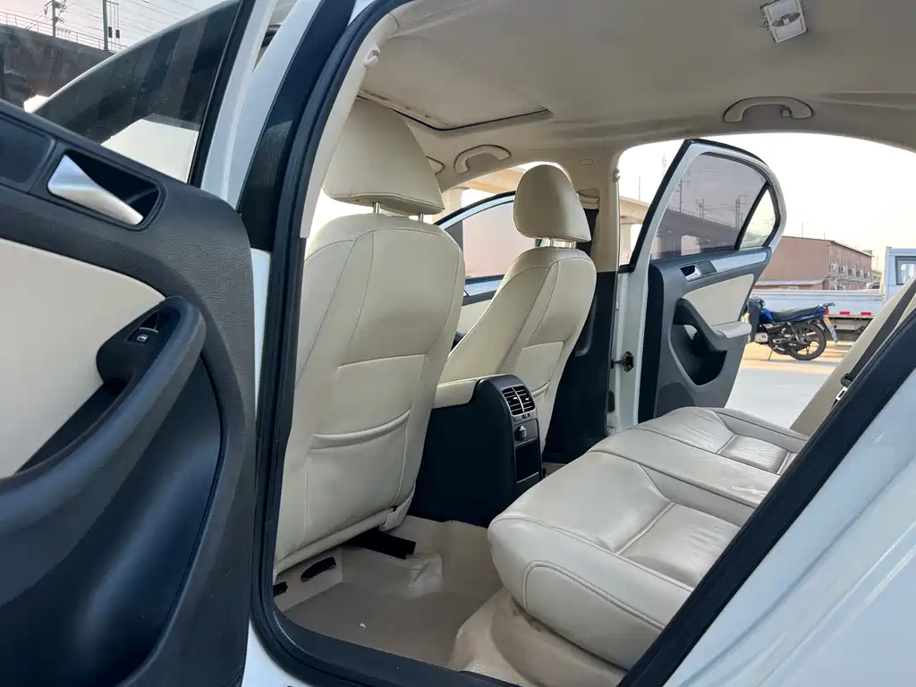 Volkswagen Sagitar 2014 1.6L MT Comfort