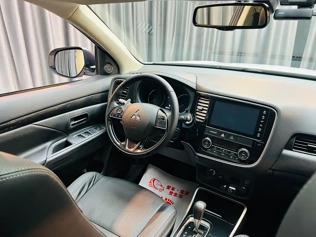 Mitsubishi Outlander — миниатюра 12
