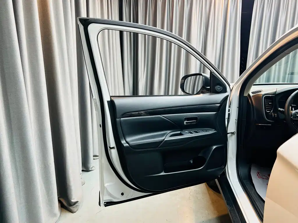 Mitsubishi Outlander — миниатюра 7