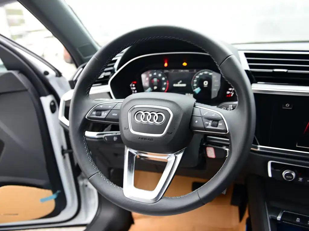 Audi Q3 - фото 19