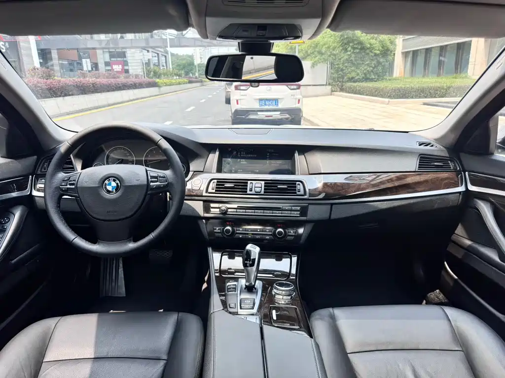 BMW 5 Series — миниатюра 8