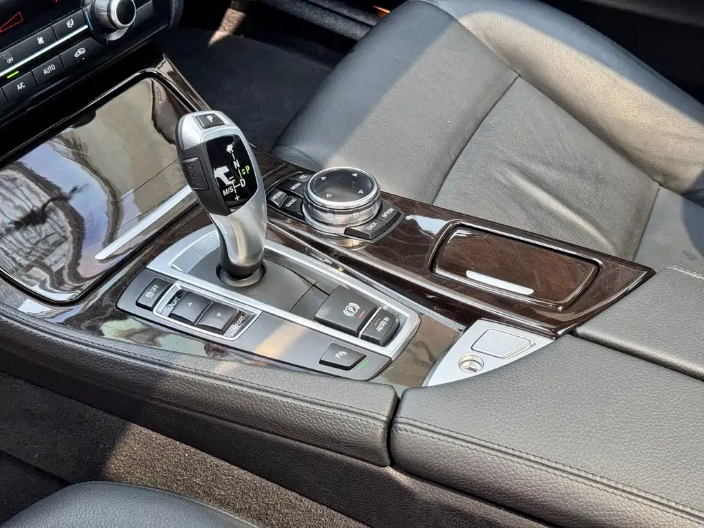 BMW 5 Series — миниатюра 10