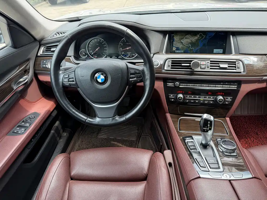 BMW 7 Series — миниатюра 9