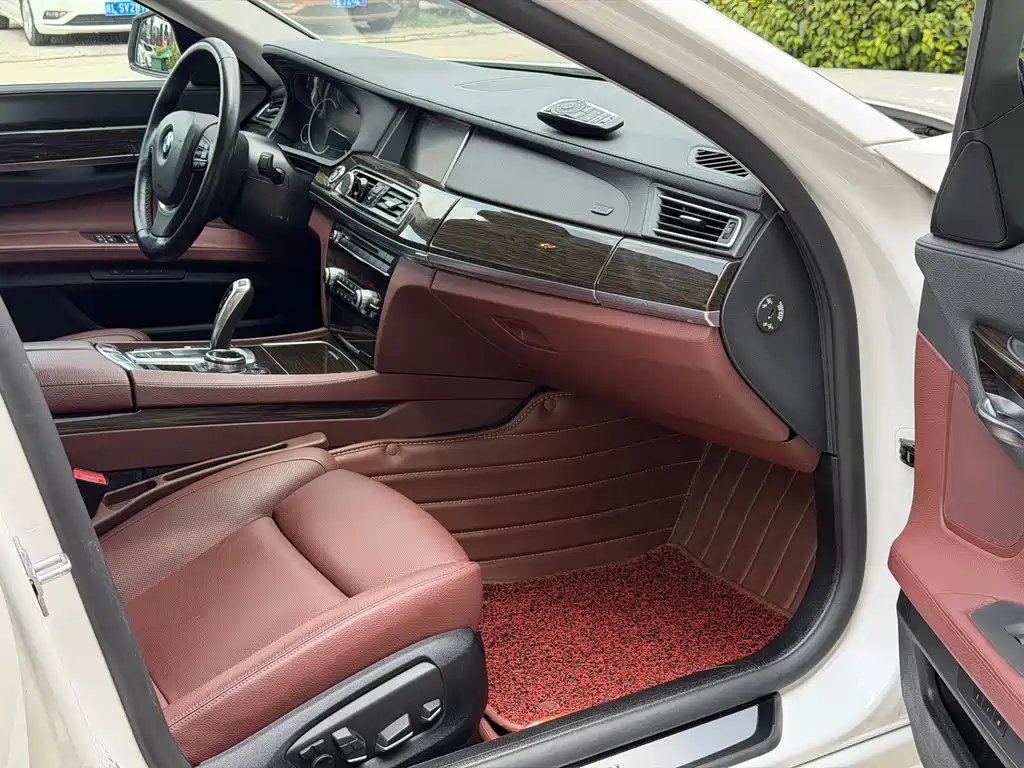 BMW 7 Series — миниатюра 5
