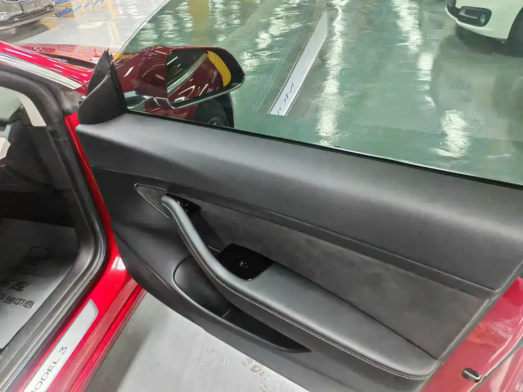 Tesla Model 3 — миниатюра 7