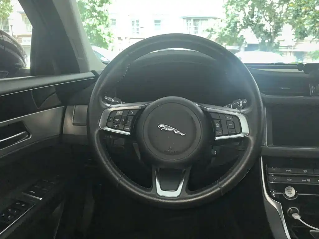 Jaguar XFL — миниатюра 3