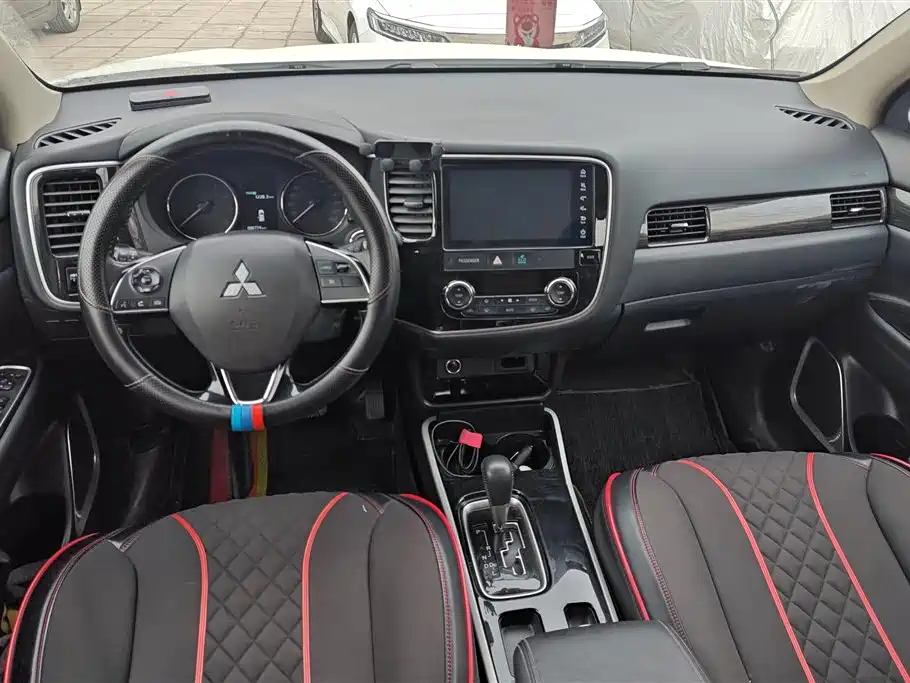 MITSUBISHI OUTLANDER