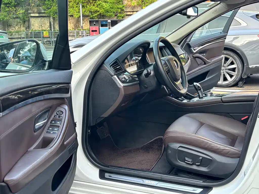 BMW 5 Series — миниатюра 7