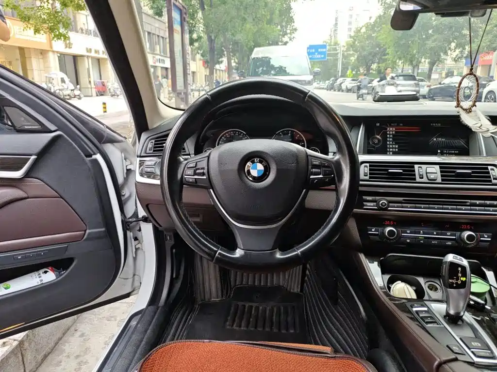 BMW 5 Series — миниатюра 6