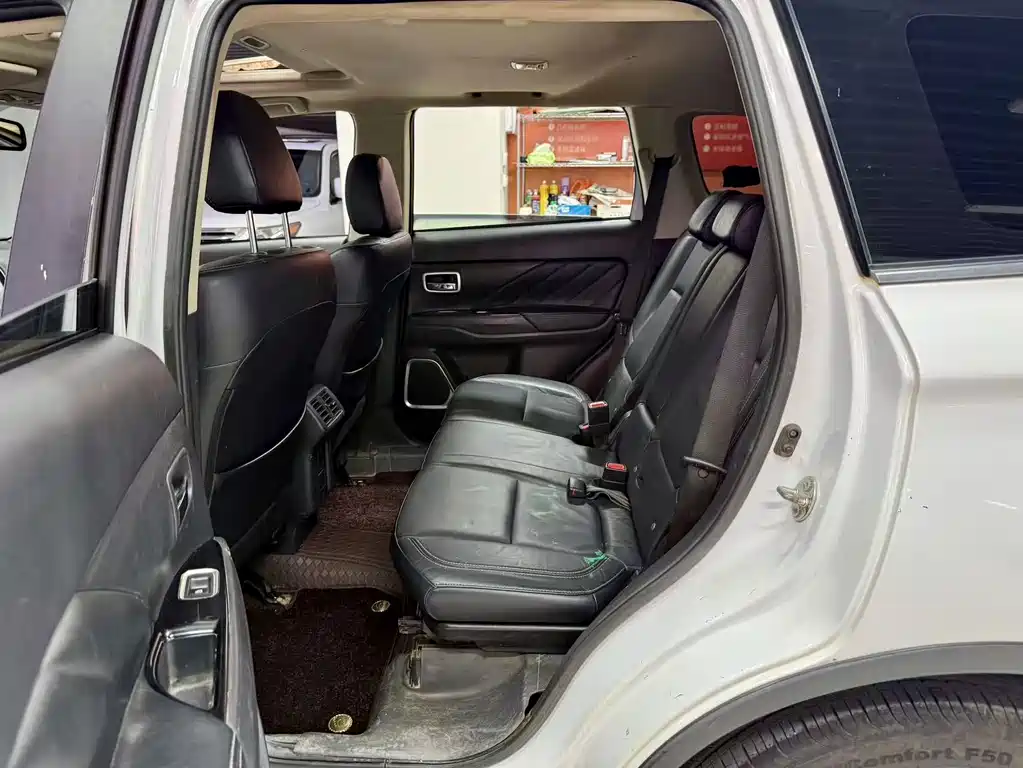 Mitsubishi Outlander — миниатюра 6