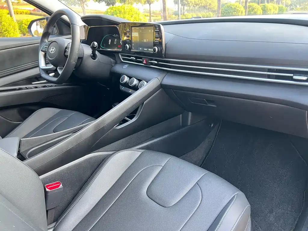 Hyundai Elantra — миниатюра 16