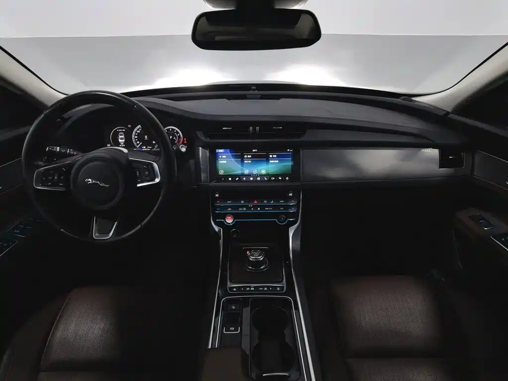 Jaguar XFL — миниатюра 5