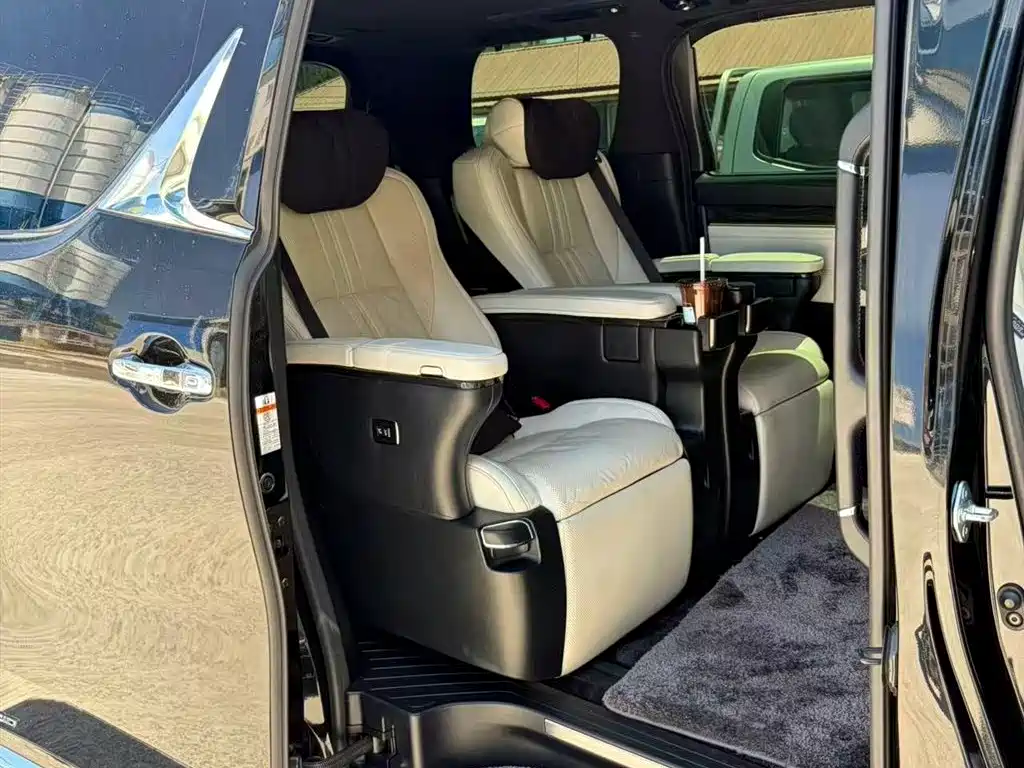 Lexus LM 2020 300h мест