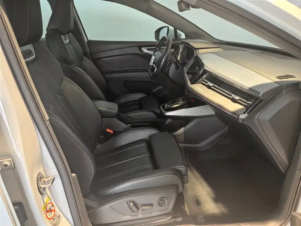 AUDI Q4 E TRON