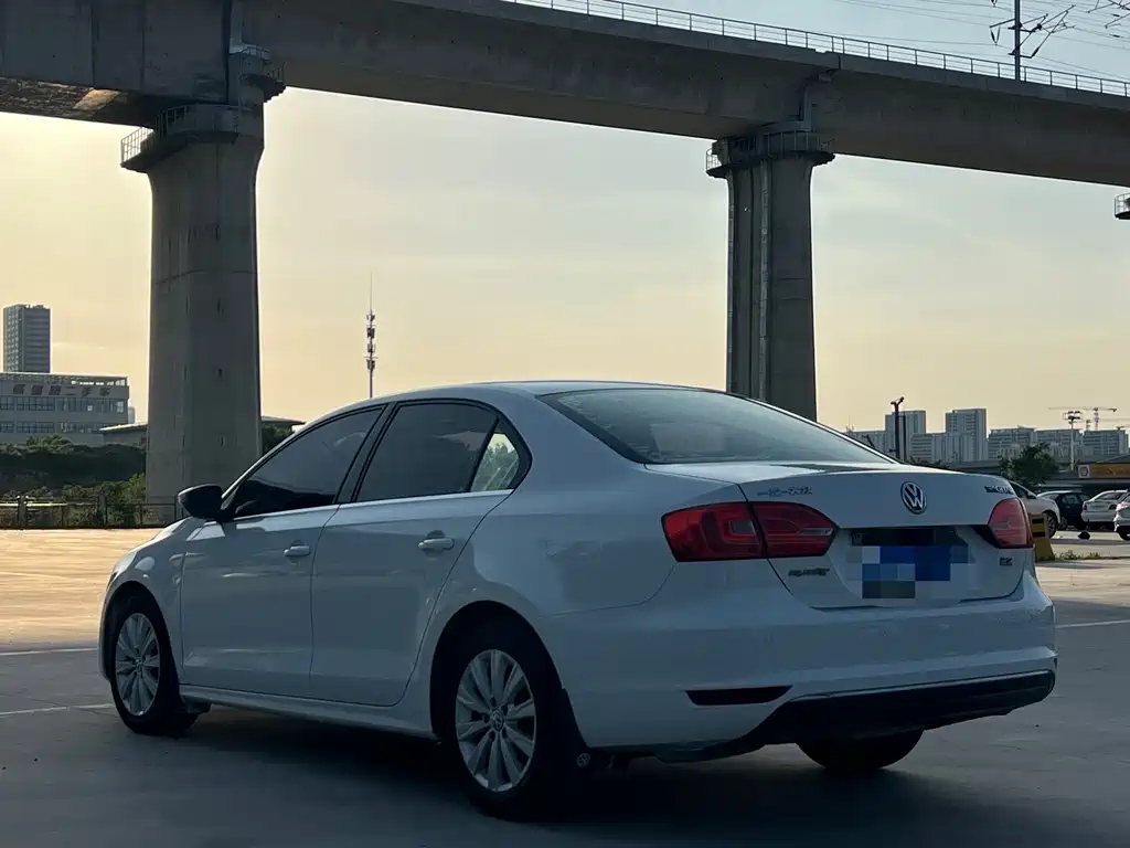Volkswagen Sagitar 2014 1.6L MT Comfort