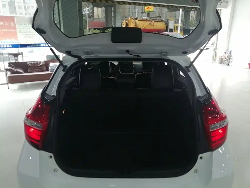 Toyota Yaris L 2022 — фото 18