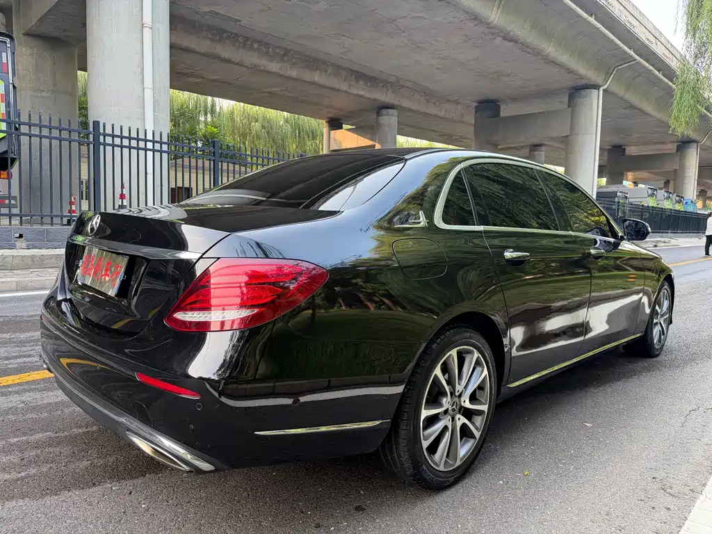 Mercedes-Benz E-Class — миниатюра 13