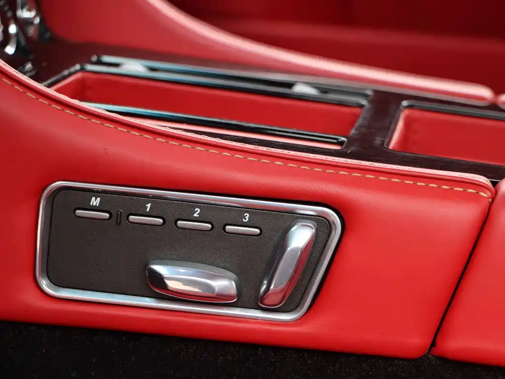 Aston Martin Virage — миниатюра 30