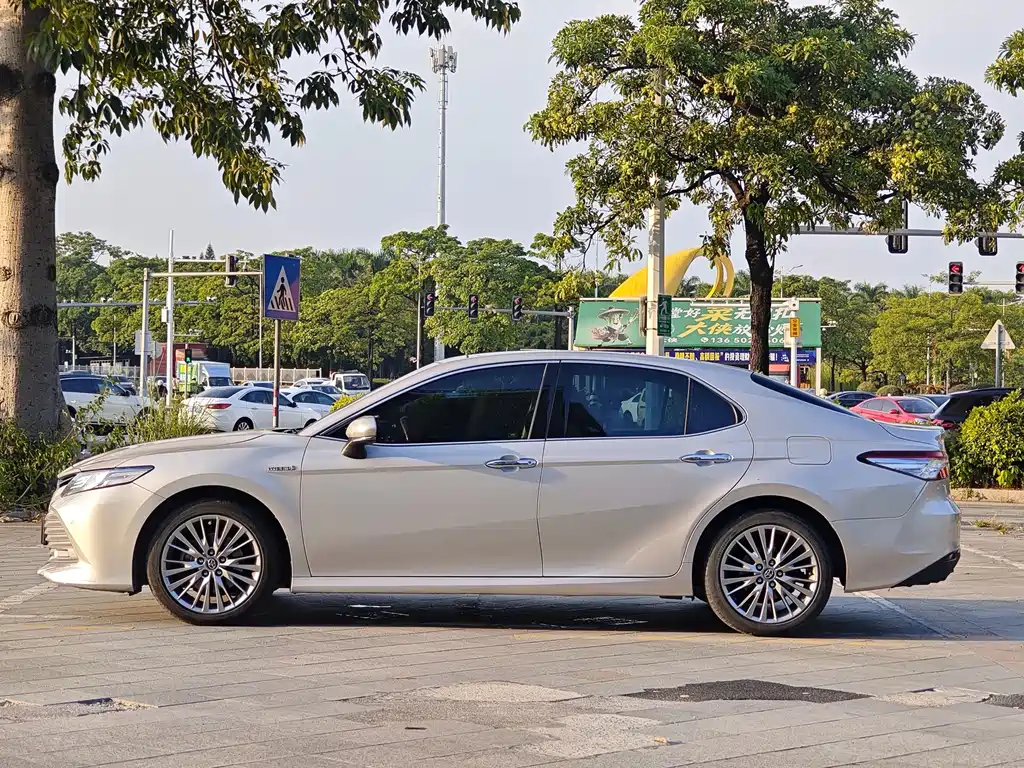 Toyota Camry — миниатюра 5