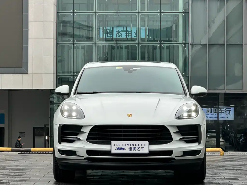 PORSCHE MACAN