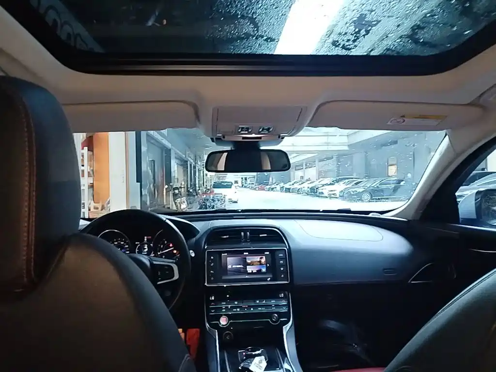Jaguar XE — миниатюра 18