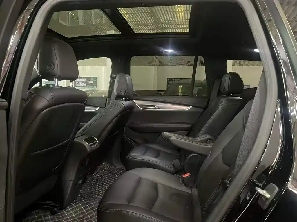 Cadillac XT6 2021 28T мест
