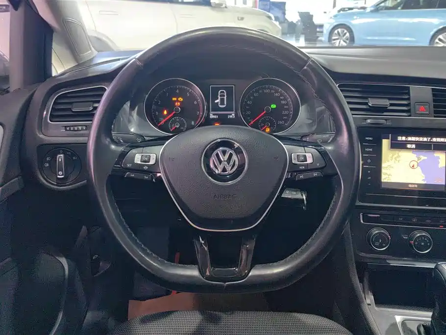 VOLKSWAGEN GOLF
