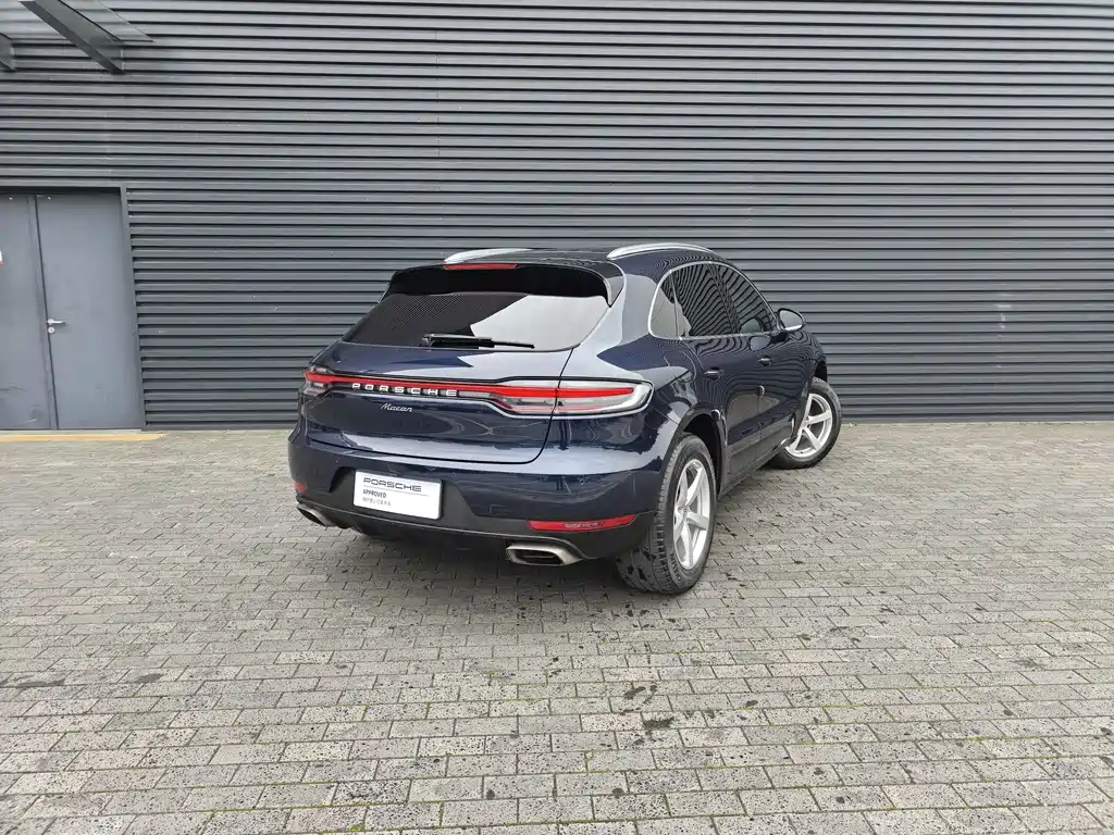 PORSCHE MACAN