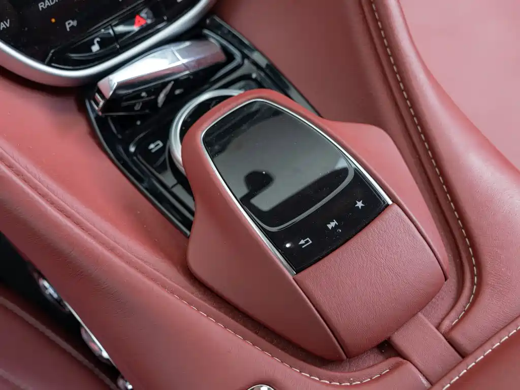Aston Martin DB11 — миниатюра 14