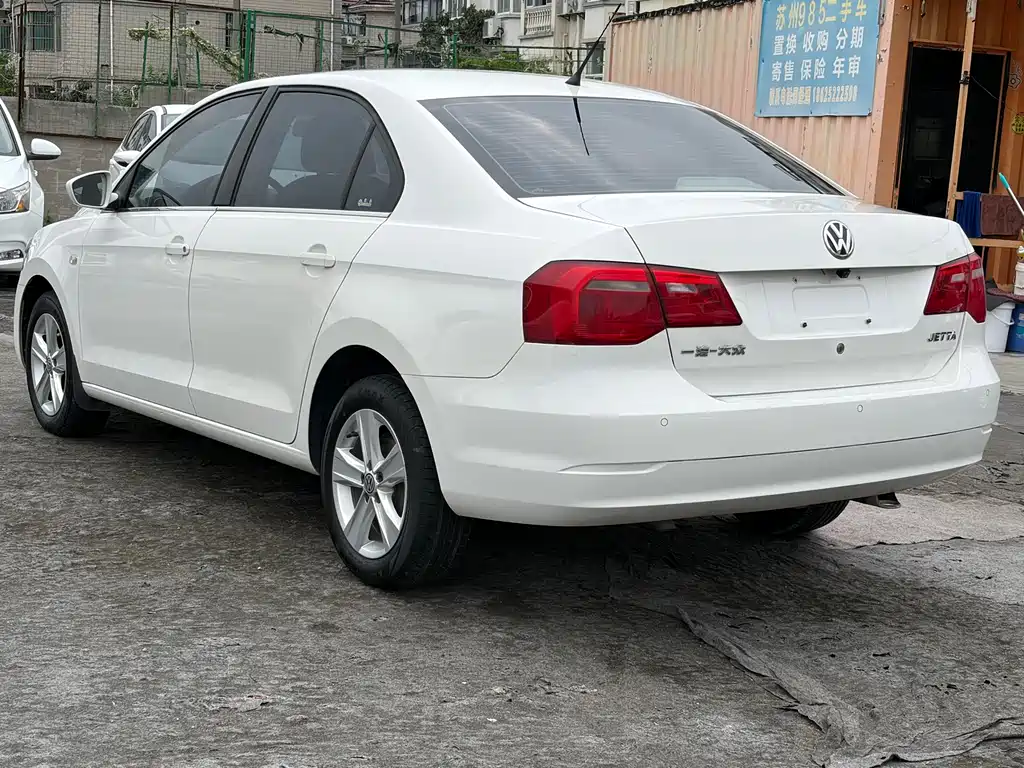 Volkswagen Jetta 2015 1.6L AT Luxury