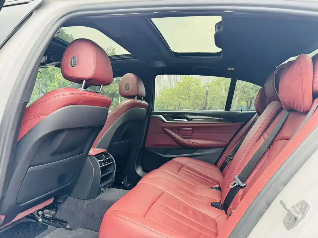 BMW 5 Series — миниатюра 13
