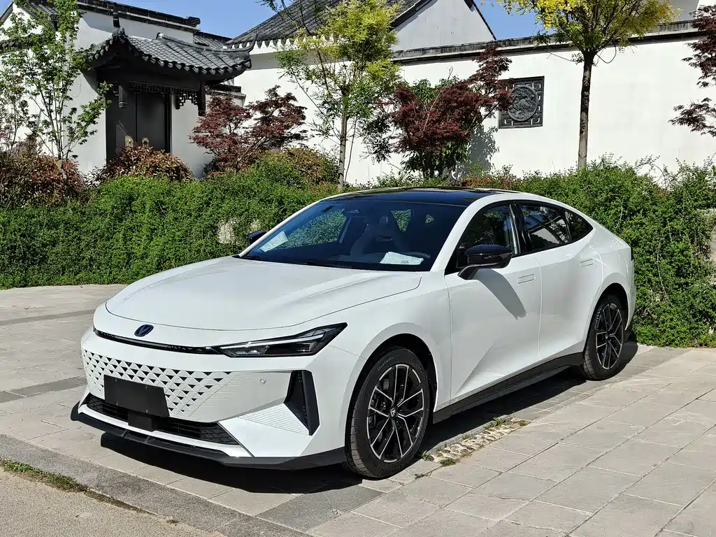 Changan UNI-V iDD 2025
