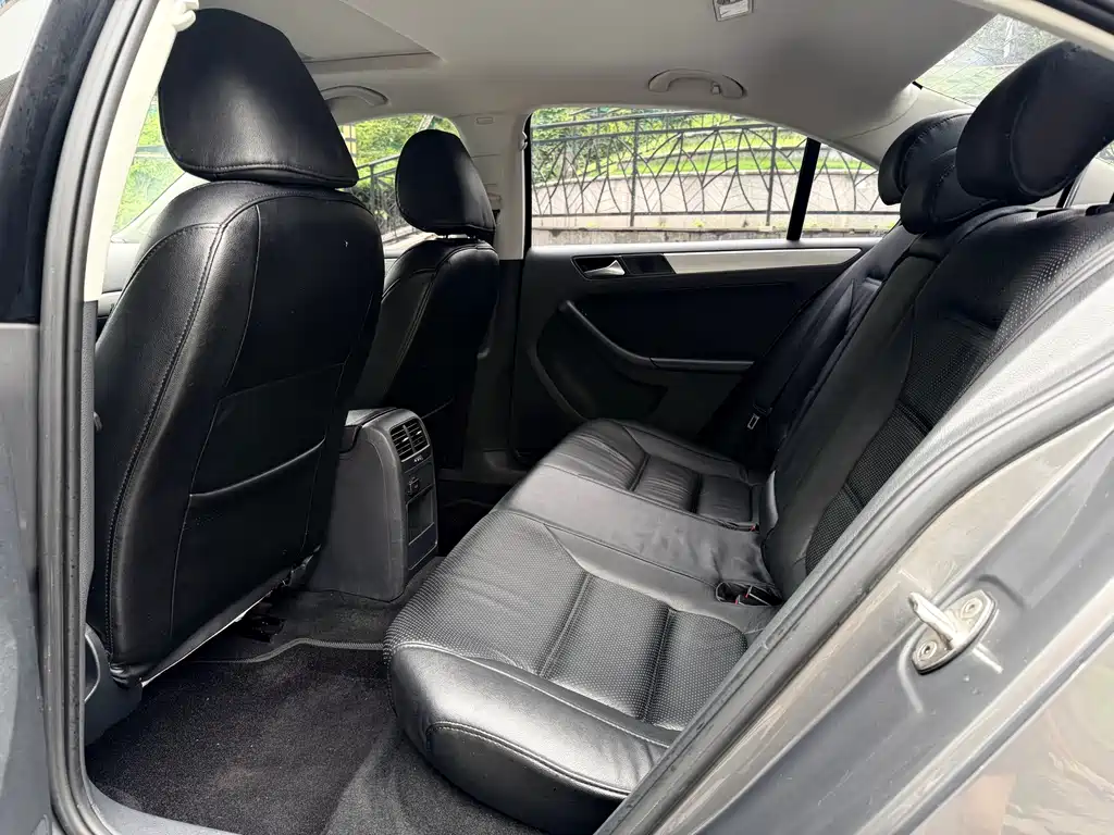 Volkswagen Sagitar 2012 1.6L AT Comfort