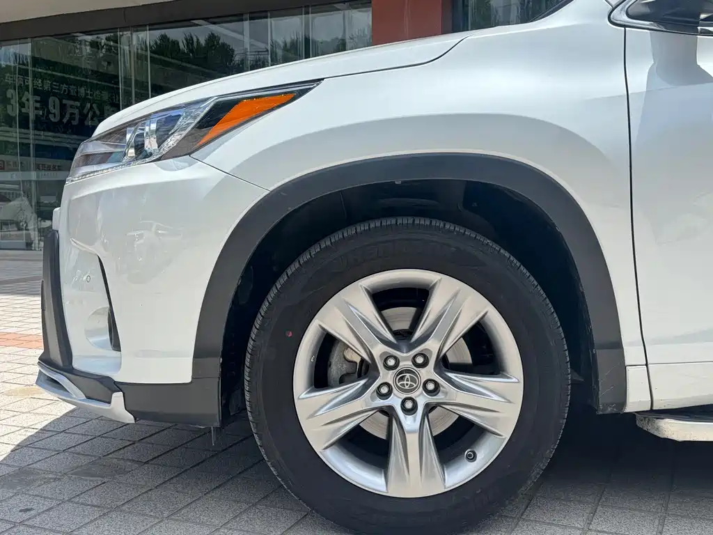 Toyota Highlander 2021 2.0T Luxury 7 мест
