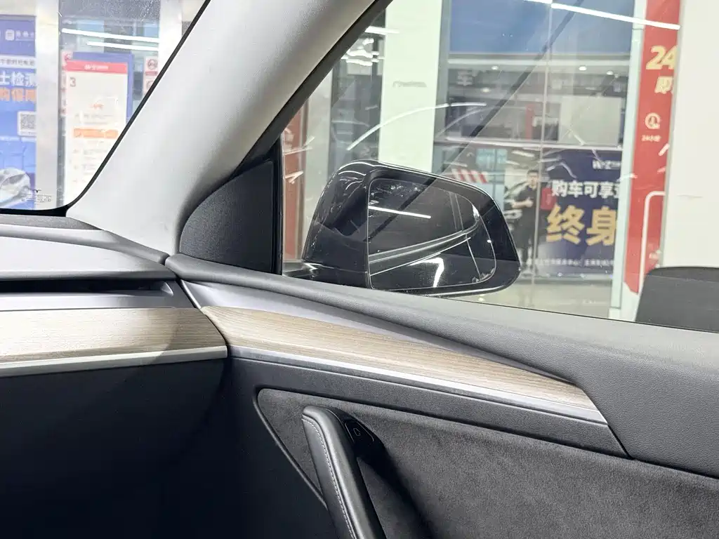 Tesla Model Y — миниатюра 9
