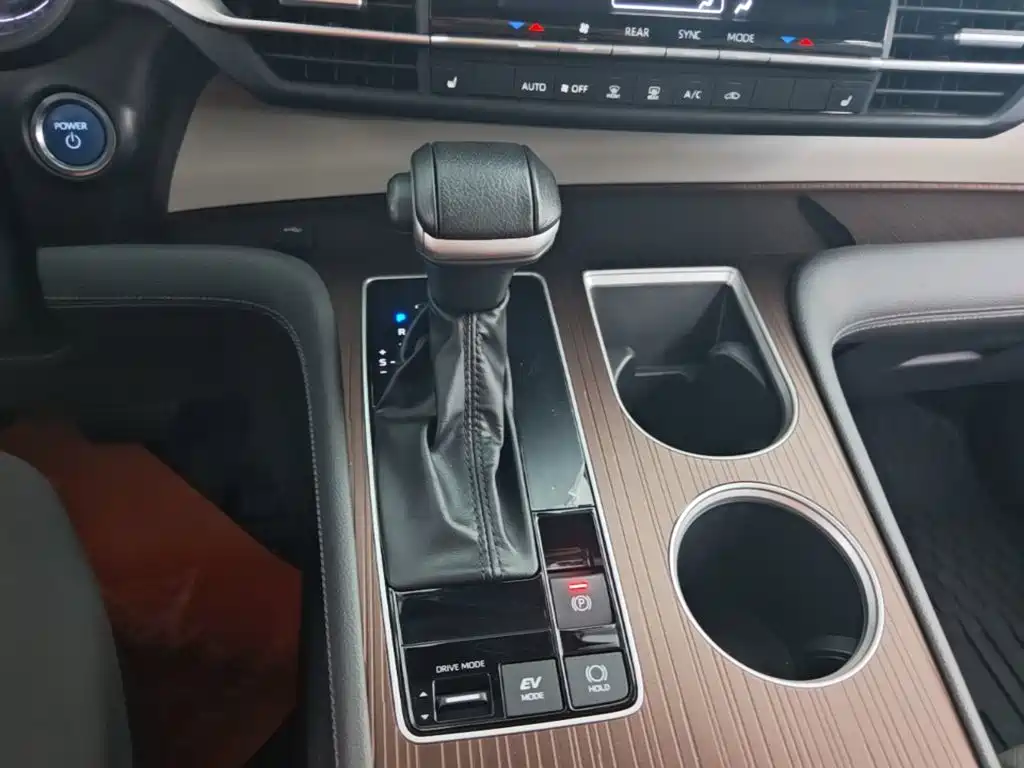 Toyota Granvia — миниатюра 14