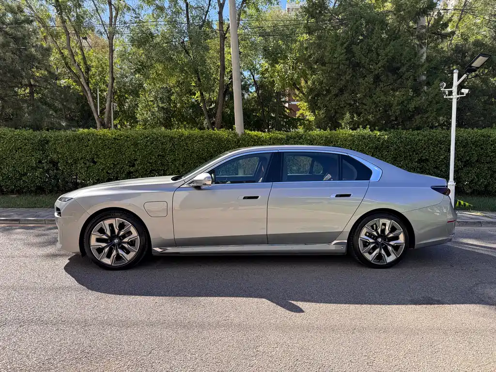 BMW i7 — миниатюра 3