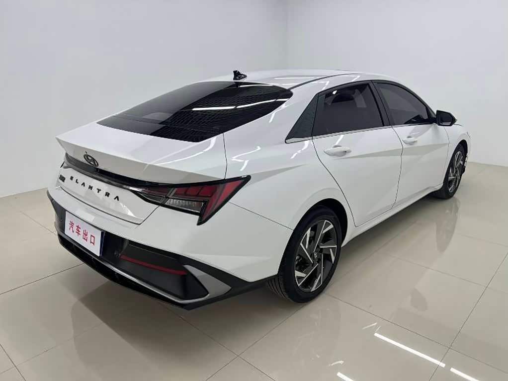 Hyundai Elantra 1.5 л 2023 г. Белый, пробег 21000 км