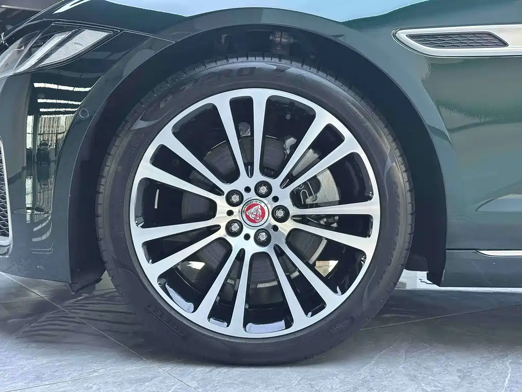 Jaguar XFL — миниатюра 5