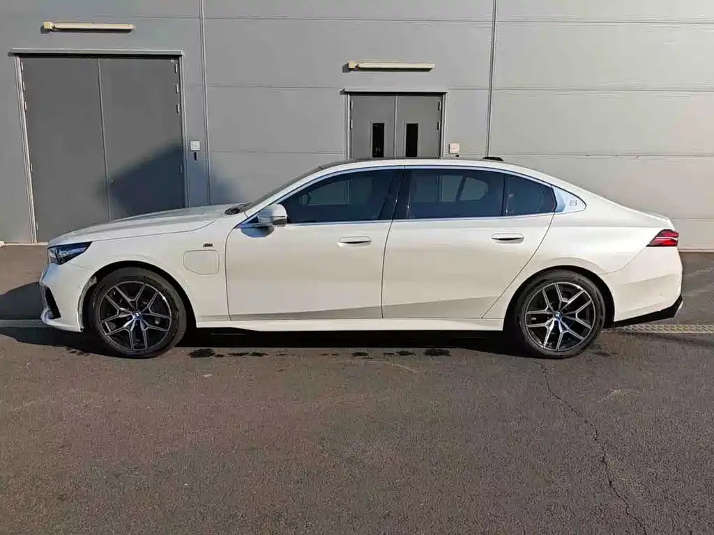 BMW i5 — миниатюра 5