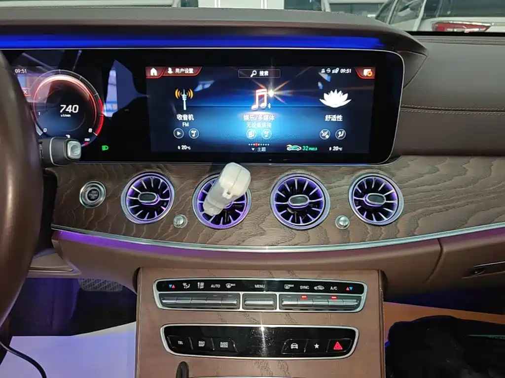 Mercedes-Benz E-Class — миниатюра 13