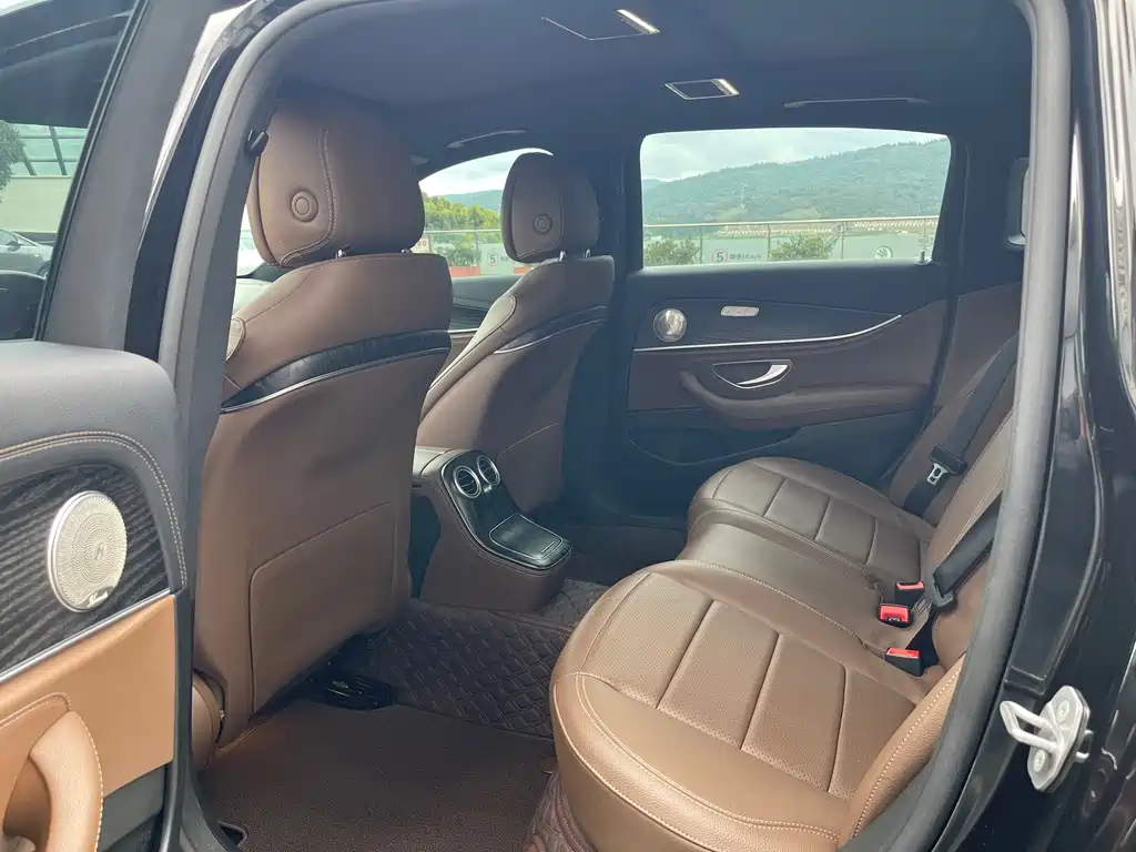Mercedes-Benz E-Class — миниатюра 6