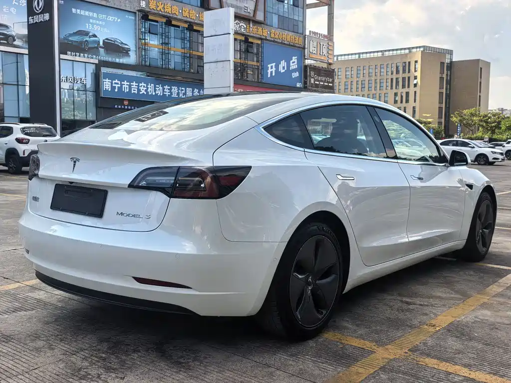 Tesla Model 3 — миниатюра 6